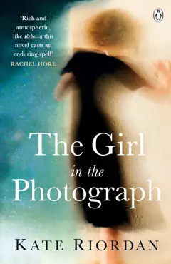 the girl in the photograph imagen de la portada del libro